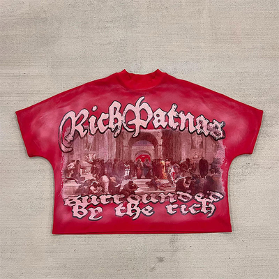 कस्टम पैटर्न में पुरुषों के हेवीवेट टी-शर्ट और चरित्र प्रिंट के साथ ड्रॉप कंधे